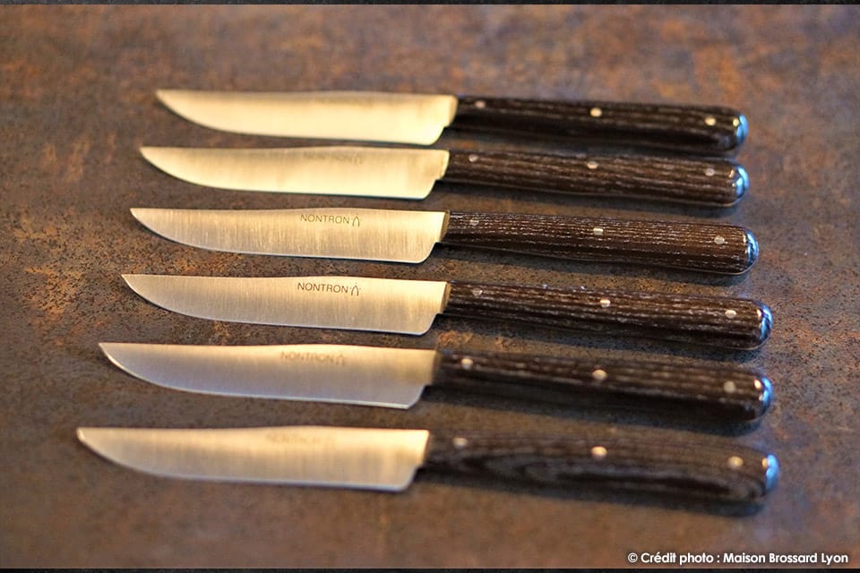 Nontron Coffret de 6 couteaux de table Manche frene densifié compatible lave vaisselle